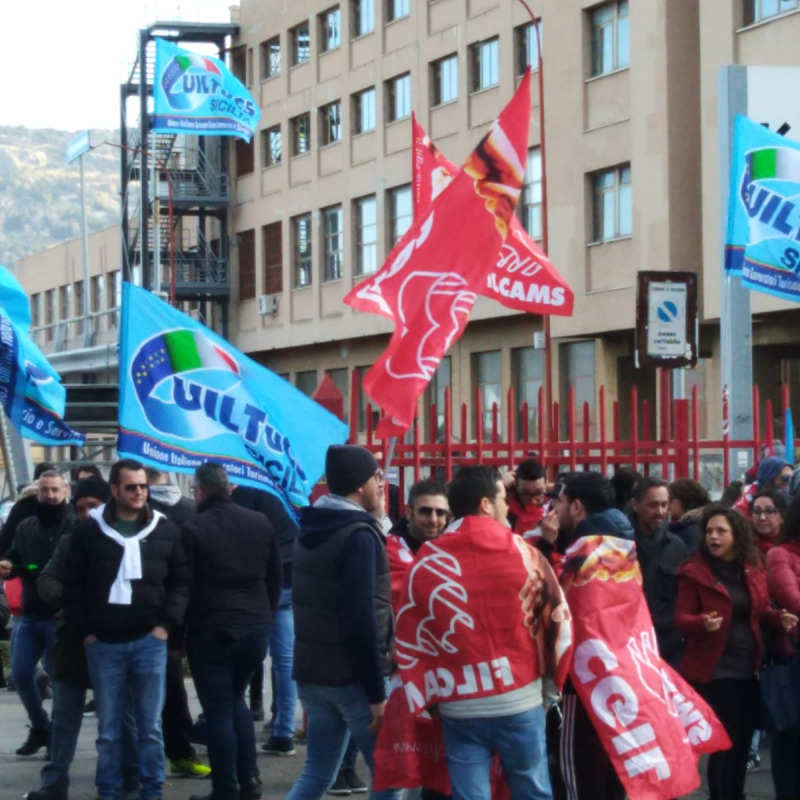 Protesta dei lavoratori dello Spaccio Alimentare a Palermo