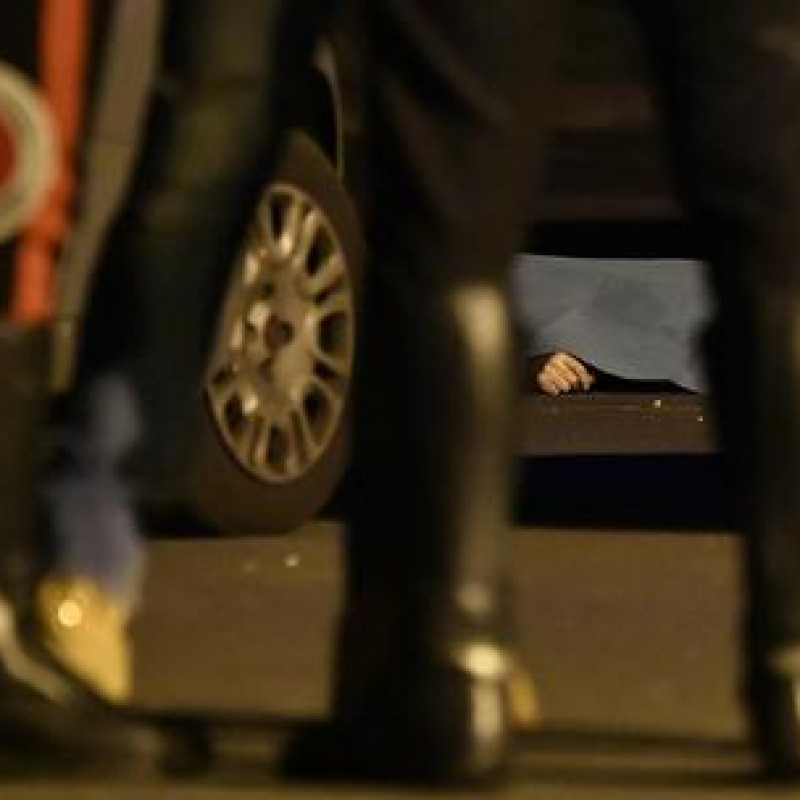 Il corpo di Antonio Crisanti, l''uomo di 63 anni ucciso in strada con diversi colpi di arma da fuoco vicino a un supermercato a Rozzano (MIlano), 25 febbraio 2019.ANSA/FLAVIO LO SCALZO