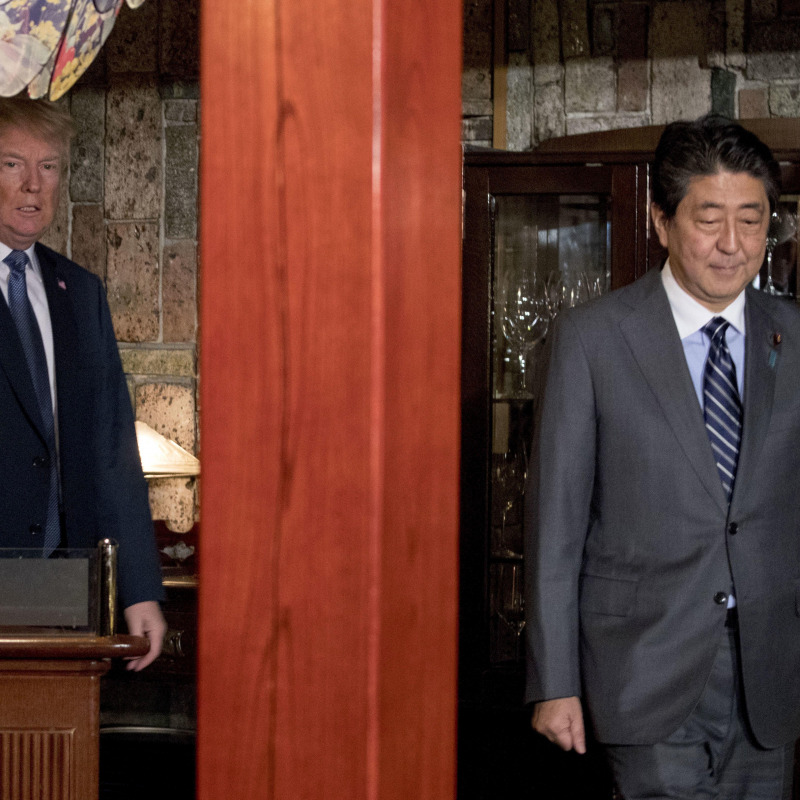 Donald Trump e il premier giapponese Shinzo Abe in un incontro dello scorso anno