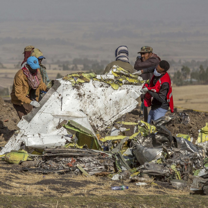 Parti dell'aereo Boeing 737 Max 8 caduto dopo il decollo