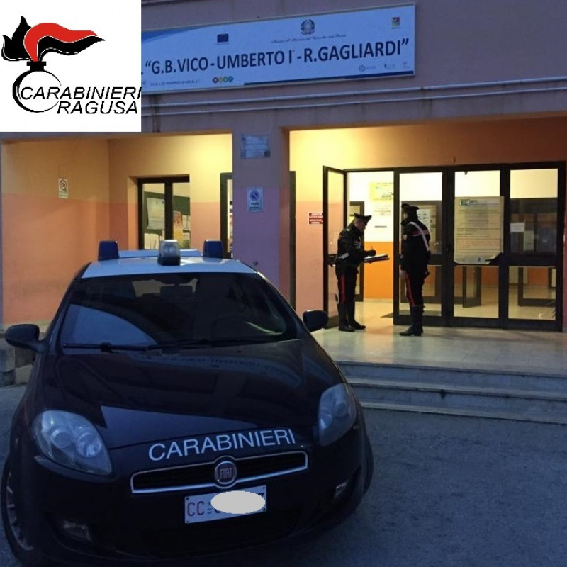 Sopralluogo dei carabinieri all'istituto Gagliardi di Ragusa
