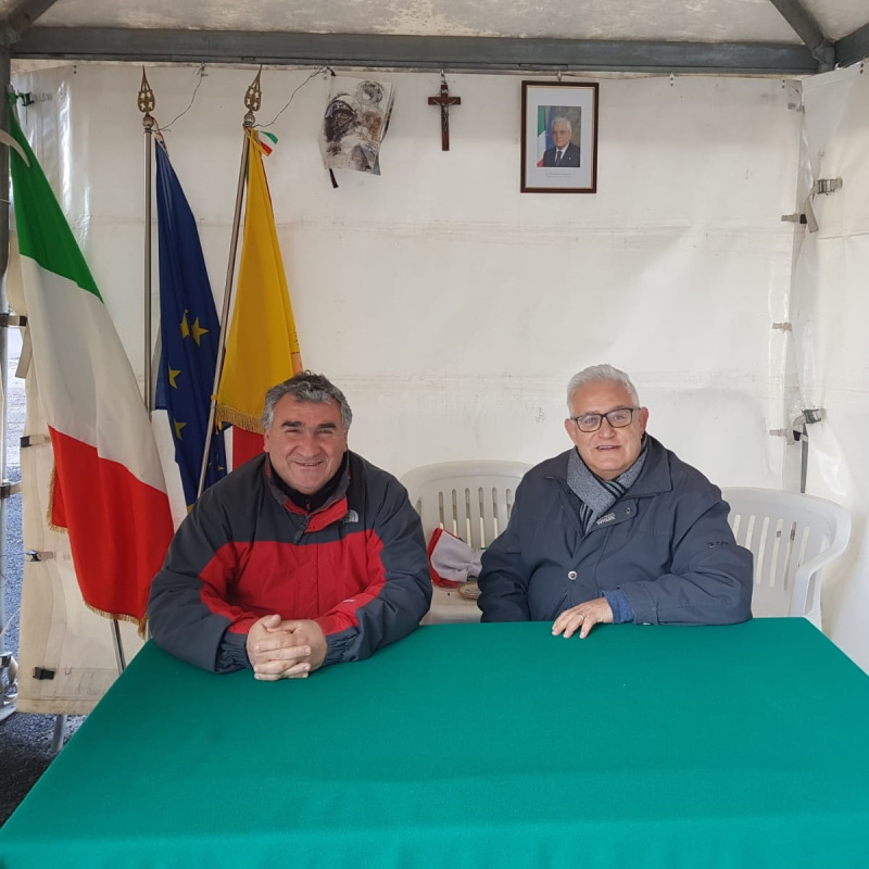 Il sindaco Giuseppe Lo Verde in tenda
