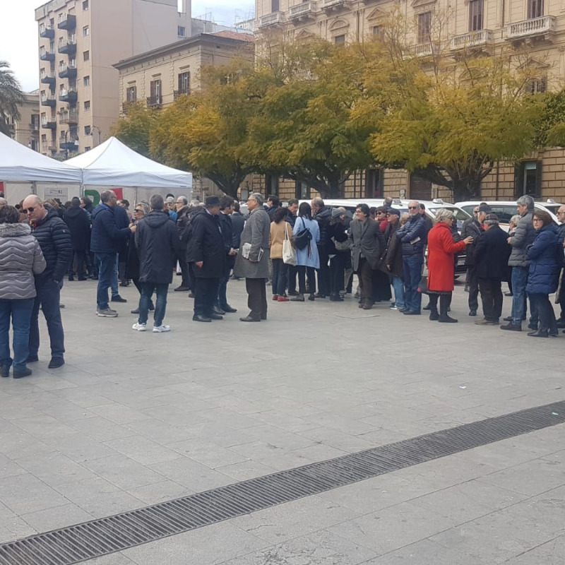 La fila a piazza Castelnuovo per le primarie del Pd