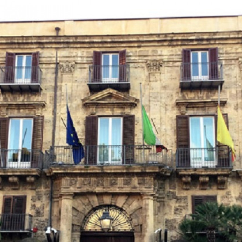 Palazzo d'Orleans bandiere a mezz'asta per la morte dell'assessore Sebastiano Tusa
