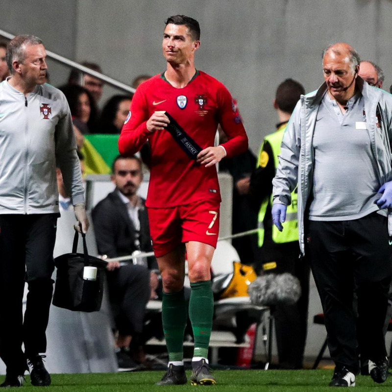 Cristiano Ronaldo esce dal campo dopo l'infortunio