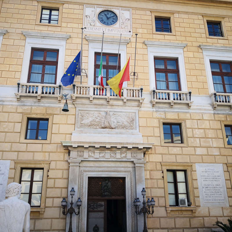 Bandiere a mezz'asta a Palazzo delle Aquile