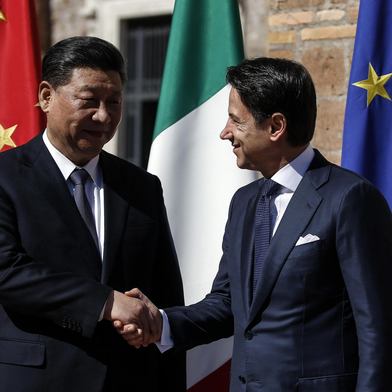 La stretta di mano fra il premier italiano Giuseppe Conte e il presidente cinese Xi Jinping