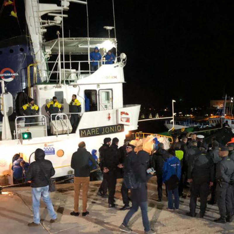 È giunta nel molo del porto di Lampedusa la Mare Jonio con i 48 migranti