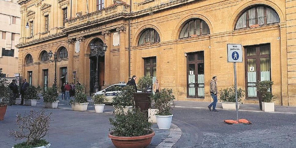 https://assets.gds.it/2019/03/municipio-caltanissetta-970x485.jpg