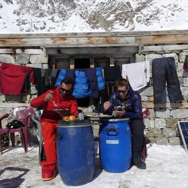 Gli alpinisti Daniele Nardi (S) e Tom Ballard in una foto tratta dal profilo Facebook dell'alpinista italiano