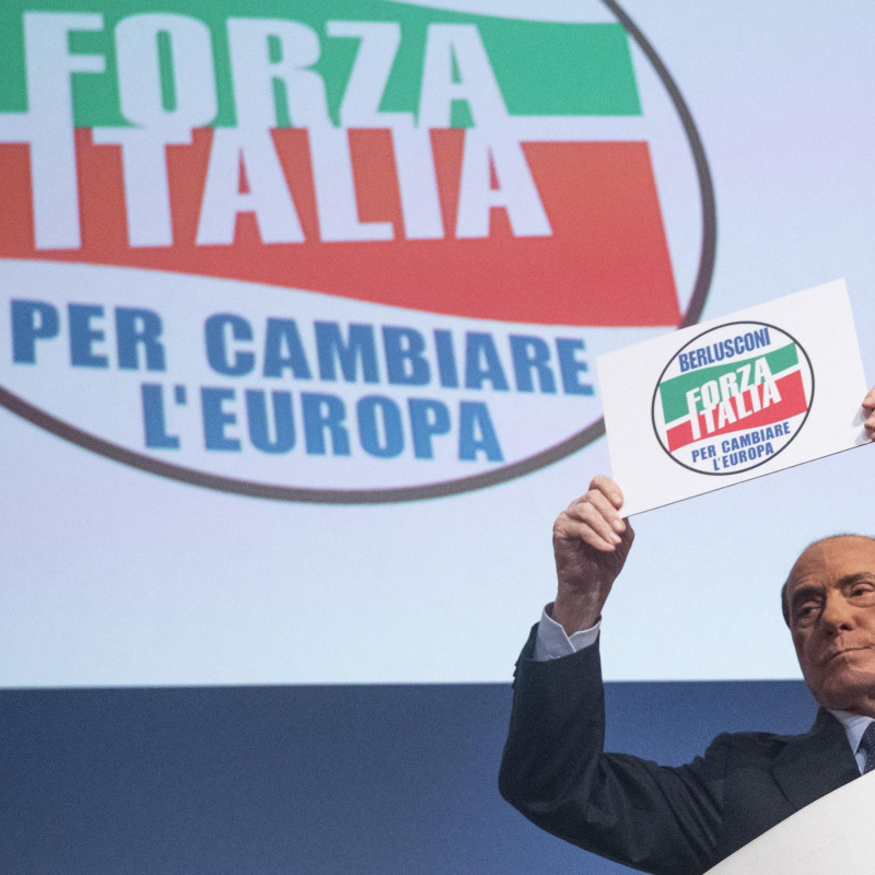 Il presidente di Forza Italia, Silvio Berlusconi, presenta il simbolo durante l'assemblea Nazionale Forza Italia