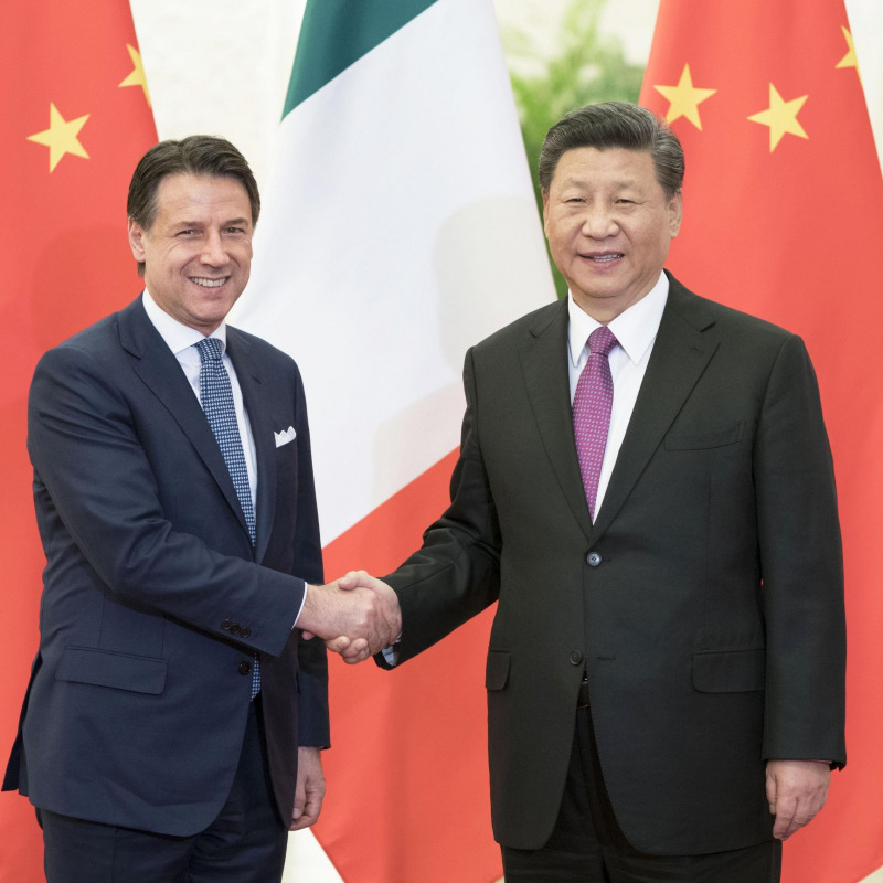 Il presidente del Consiglio Giuseppe Conte e il presidente cinese Xi Jinping nella sede dell'Assemblea nazionale del popolo a Pechino