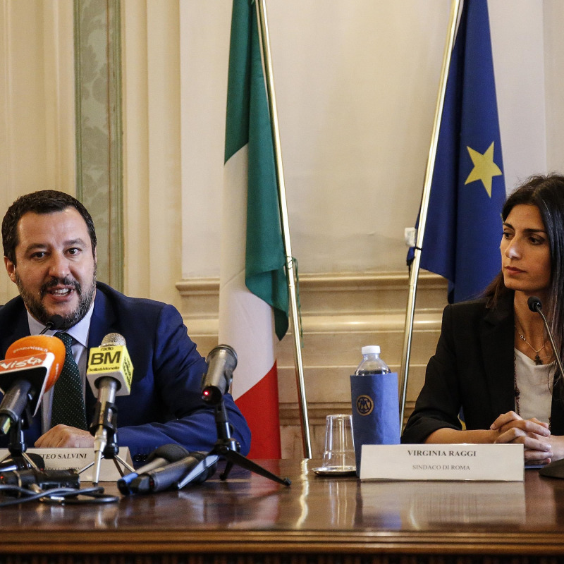 Il ministro dell'Interno, Matteo Salvini e il sindaco di Roma, Virginia Raggi
