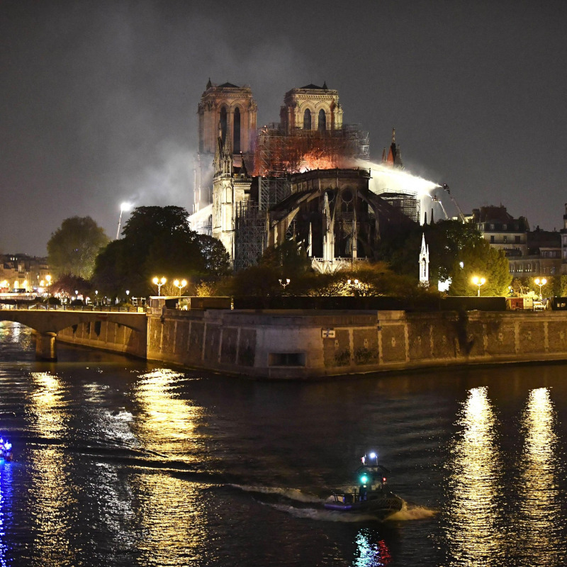 Lo spegnimento dell'incendio a Notre Dame