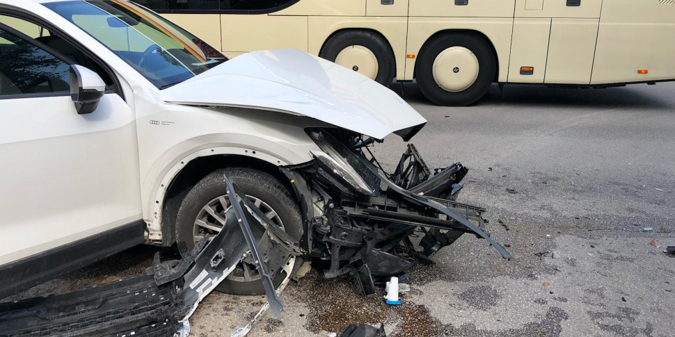 Scontro tra un'auto e due autobus in via Basile: incidente a Palermo ...