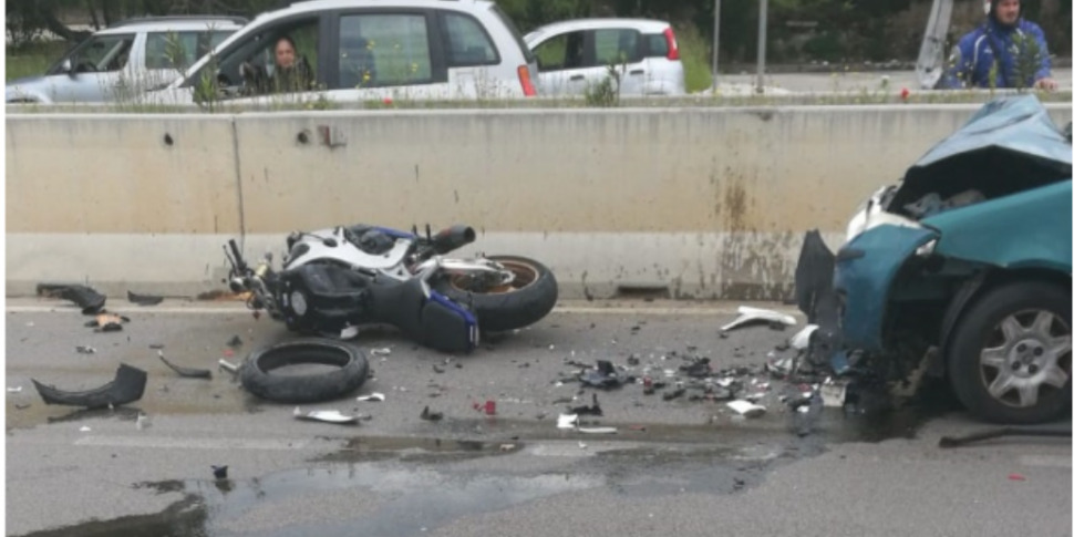 Incidente a Palermo, terribile scontro tra un'auto e una moto in via ...