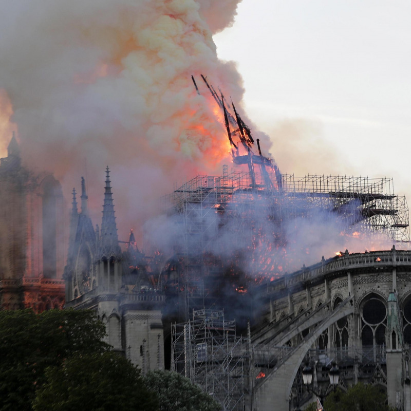 Notre Dame in fiamme, il crollo della guglia