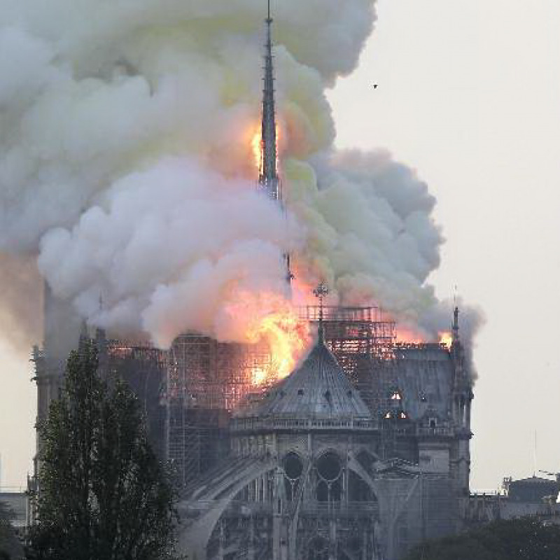 Un'immagine della Cattedrale di Notre Dame in fiamme