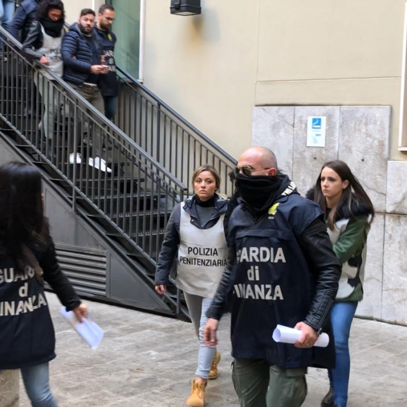 L'uscita degli arrestati dalla guardia di finanza di Palermo