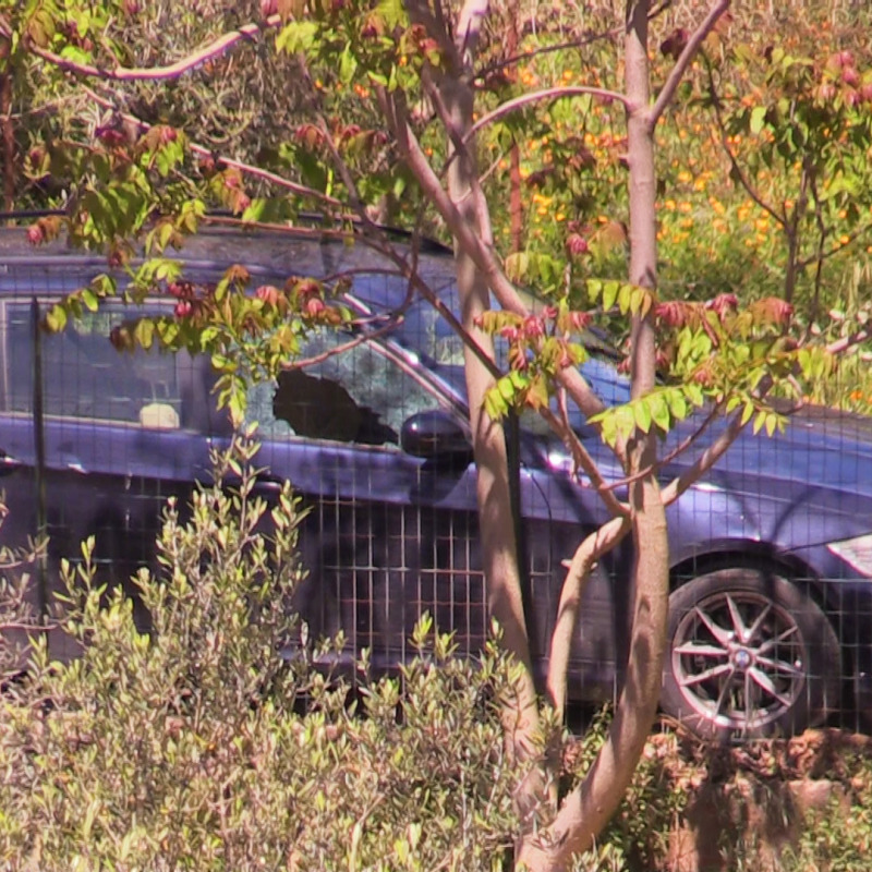 La vettura di Antonio Di Liberto col vetro frantumato dai proiettili