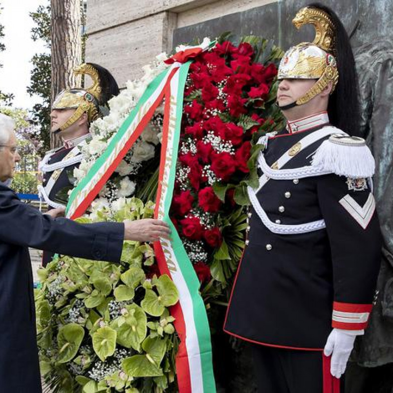 Il presidente della Repubblica Sergio Mattarella depone una corona di fiori sul monumento dedicato alle vittime sul lavoro