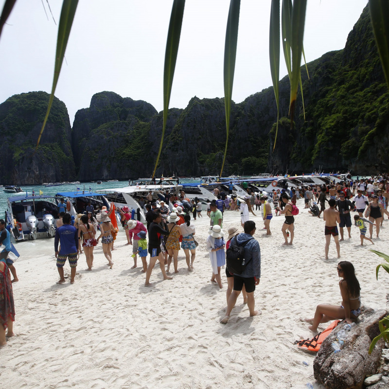 Spiaggia di Maya Bay affollata di turisti