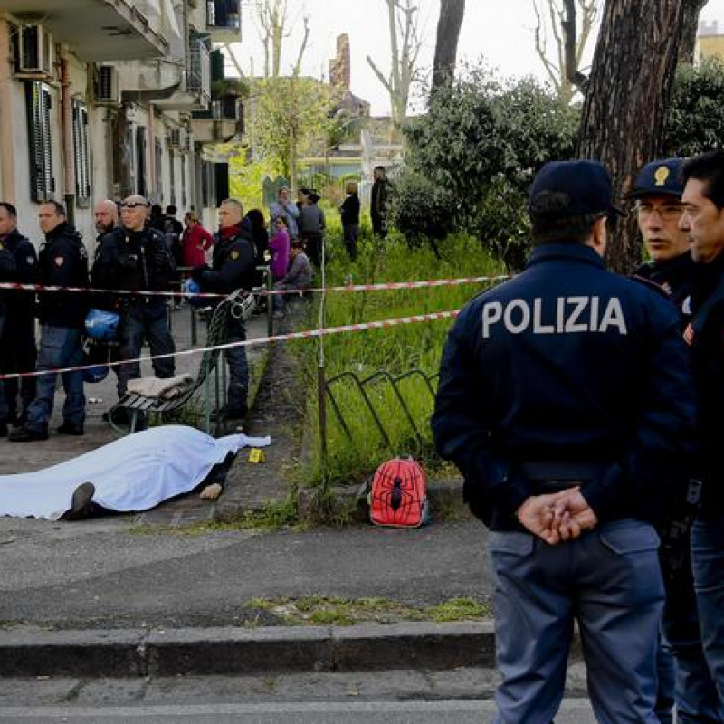 La scena dell'omicidio avvenuto al rione Villa a Napoli