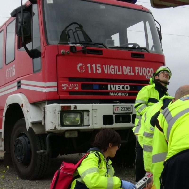 Vigili del fuoco durante le operazioni di soccorso