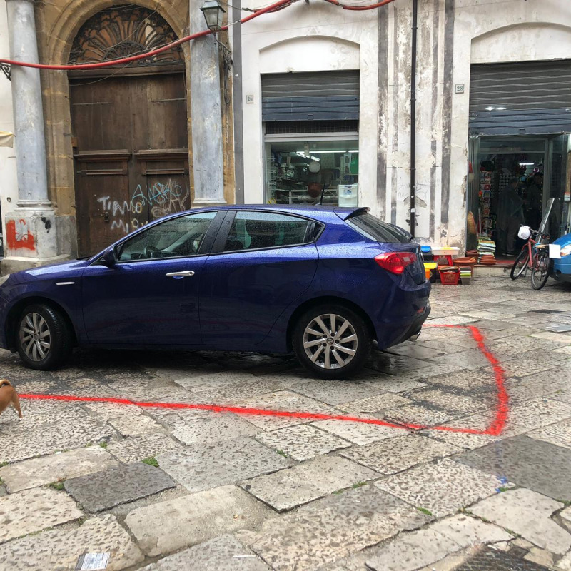 La sagoma rossa tracciata attorno all'auto della scorta di Giunta