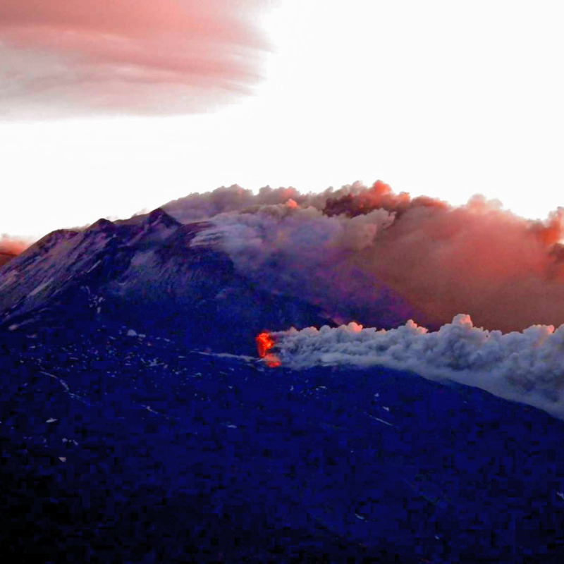 Colata di lava nella notte - Foto di Boris Behnke da Tremestieri Etneo
