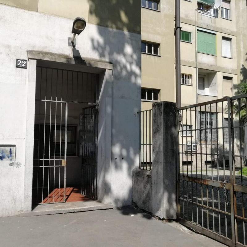 L'esterno del palazzo dove un bambino di 2 anni è stato trovato senza vita all'interno di un appartamento nella periferia ovest di Milano