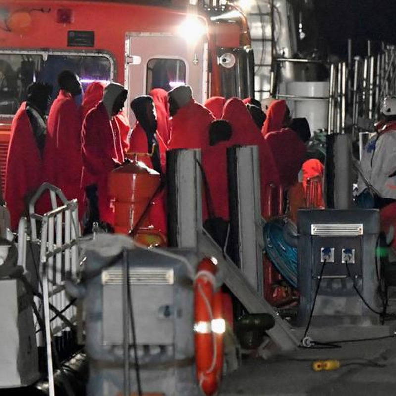 epa07550344 Migrants, who were rescued at sea, arrive to the port in Almeria, Southern Spain, early 06 May 2019. A total of 54 people were rescued at sea as they were trying to reach the Spanish coast. EPA/CARLOS BARBA