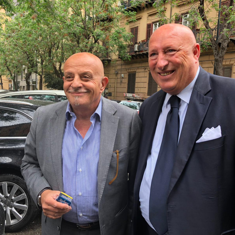Salvatore Tuttolomondo e Fabrizio Lucchesi dopo la firma del contratto