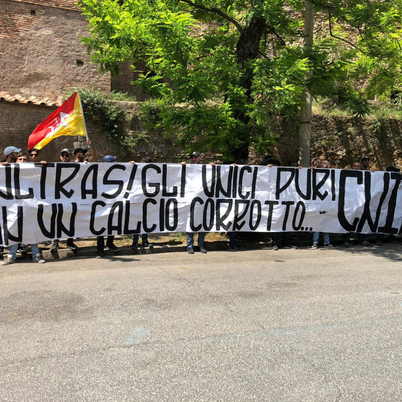 Protesta tifosi del Palermo sotto la Corte Federale
