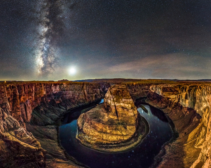 Il Grand Canyon di notte sotto la luce delle stelle nel cielo Foto