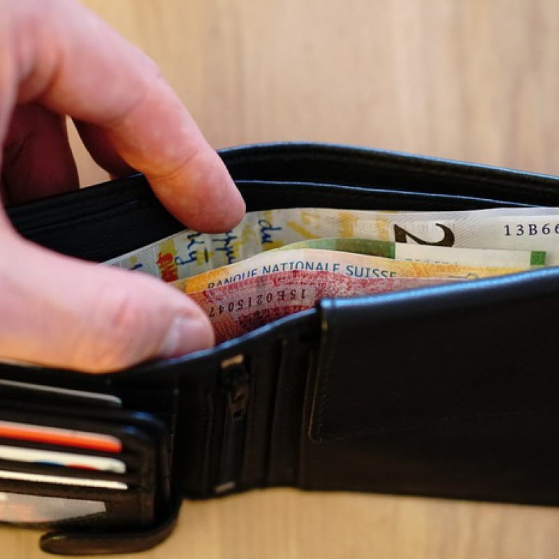 Le persone sono più propense a restituire portafogli smarriti se contengono molti soldi