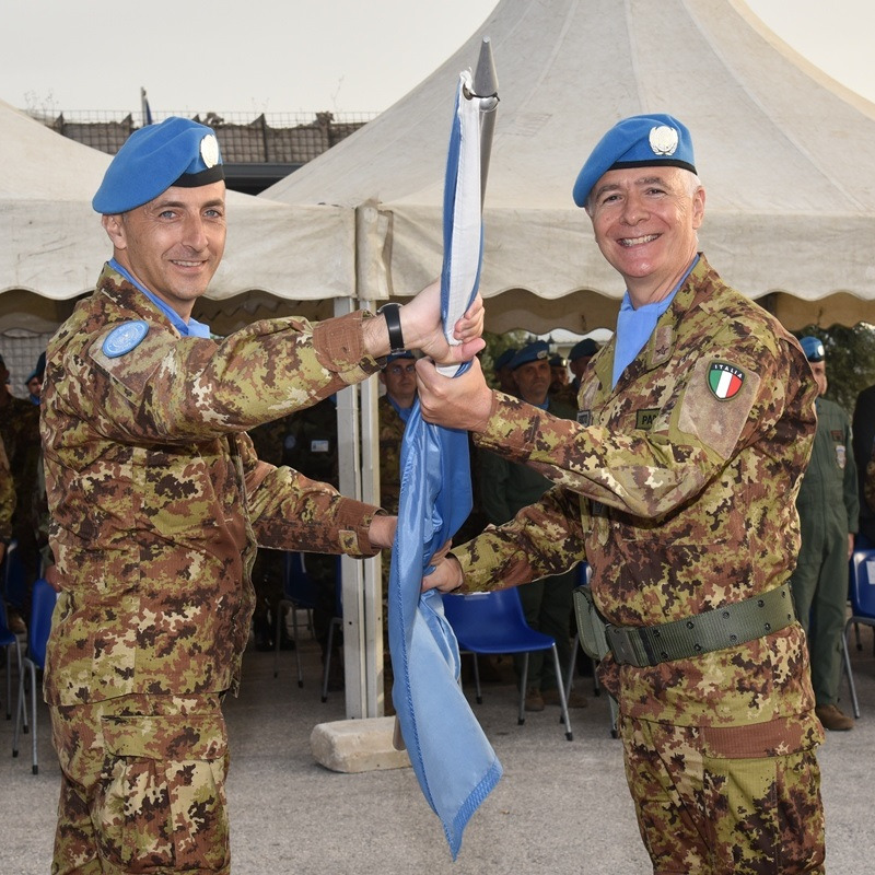 Il colonnello Vincenzo Papalini riceve dal generale Bruno Pisciotta la Bandiera dell'ONU