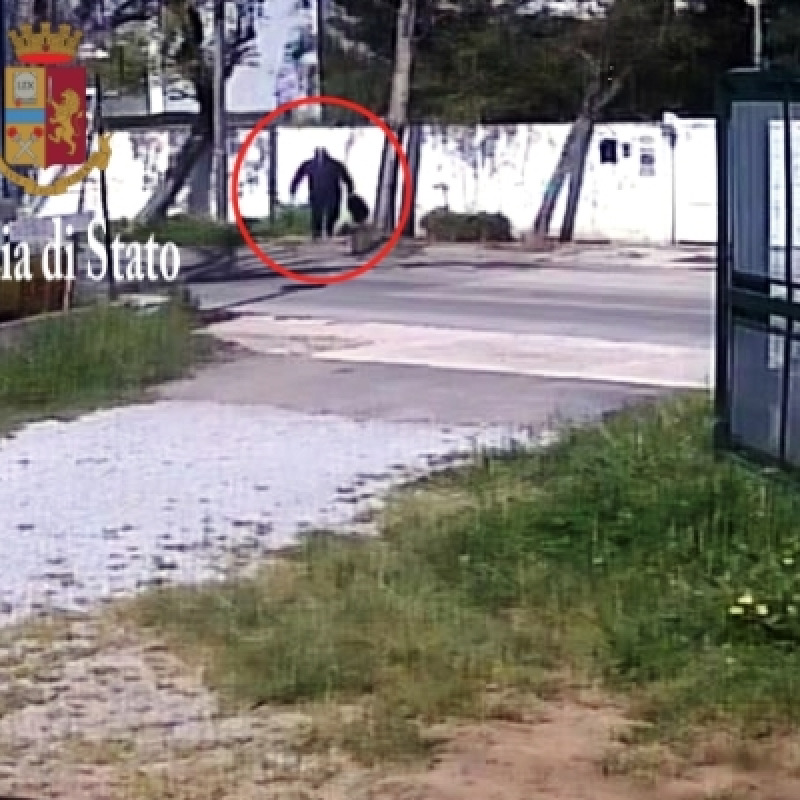 Il ladro in fuga con la refurtiva. un frame delle immagini di videosorveglianza