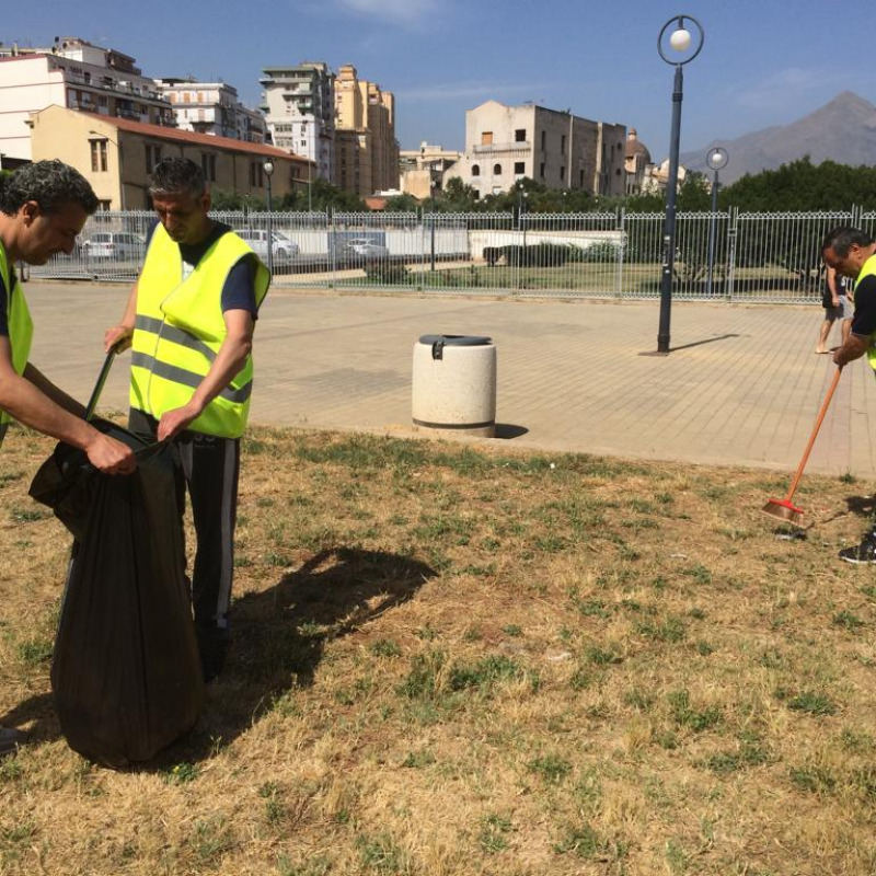 I volontari si candidano alla pulizia dei giardini di Palermo