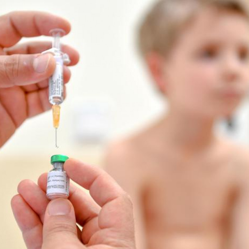 Vaccini: 3 reazioni gravi su 100mila dosi, 'sono sicuri'