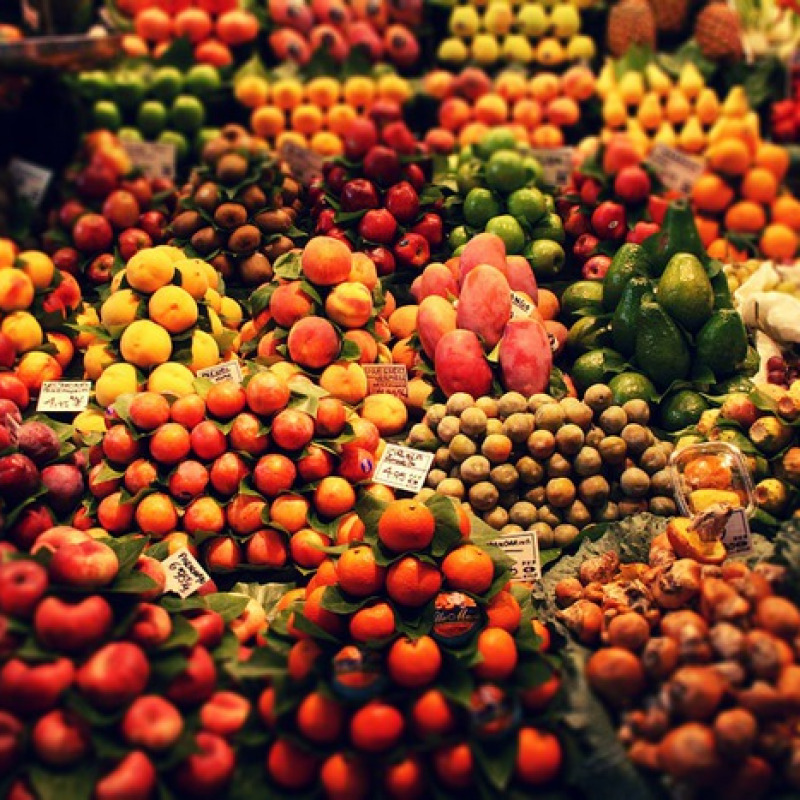 Un banco di frutta al mercato (fonte: Pixabay)
