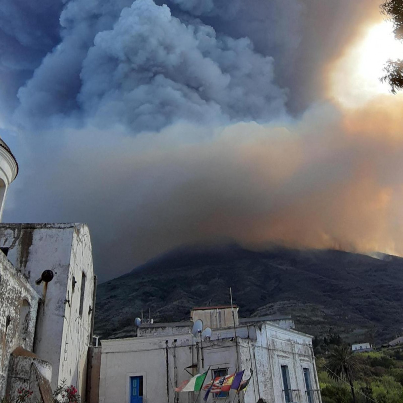 Una nube enorme di fumo dopo l'esplosione del vulcano a Stromboli, 3 luglio 2019. ANSA/NICOLA MARCHISIO