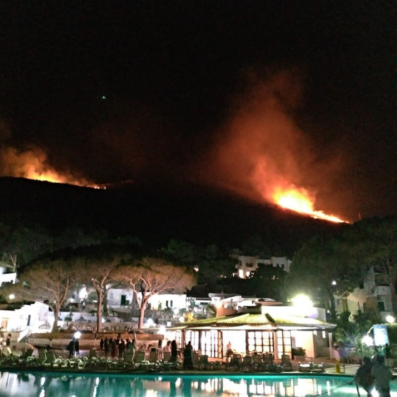 Le fiamme viste dal Villaggio di Calampiso