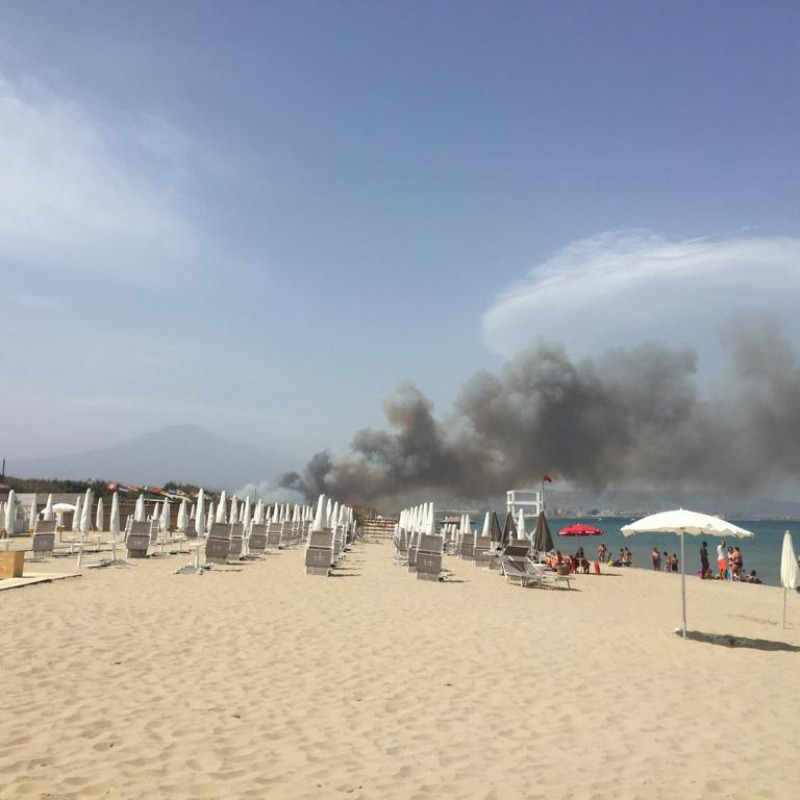 Incendio al lido Europa alla Plaia di Catania