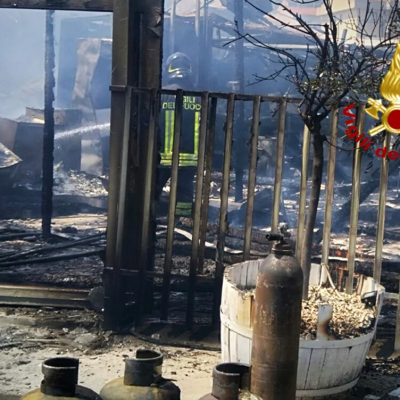 Vigili del fuoco spengono l'incendio