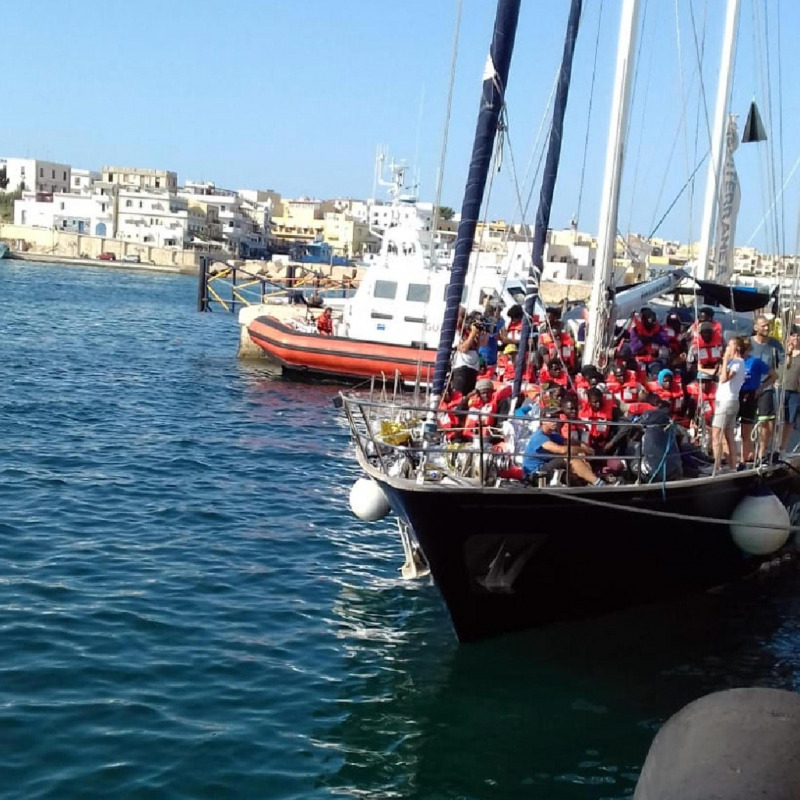 L'attracco della nave Alex nel porto di Lampedusa