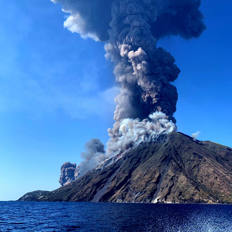 Un'immagine della violenta esplosione registrata dal cratere del vulcano Stromboli