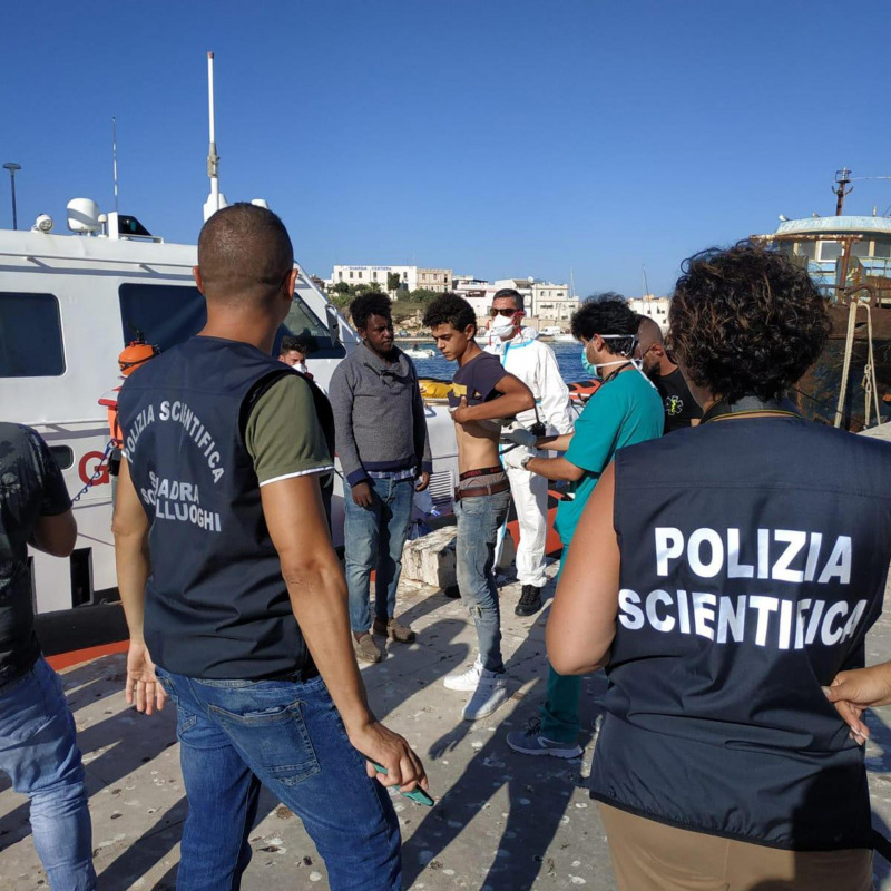 La polizia scientifica al porto di Lampedusa