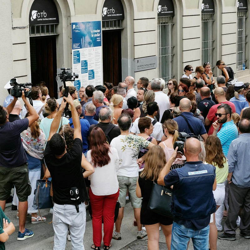 L'addio a Nadia Toffa. folla a Brescia alla camera ardente