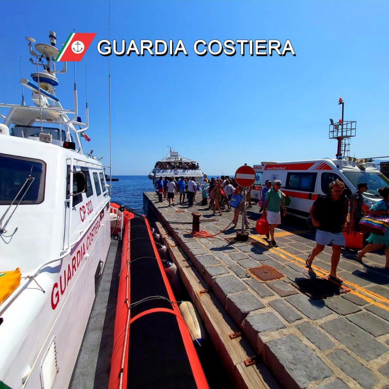 La motovedetta della Guardia Costiera che ha scortato nel porto di Santa Marina Salina i passeggeri del traghetto